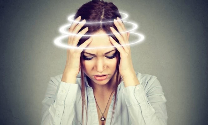 Ίλιγγος και ζαλάδα: Τι να κάνετε για να τα ξεπεράσετε πιο γρήγορα (βίντεο)